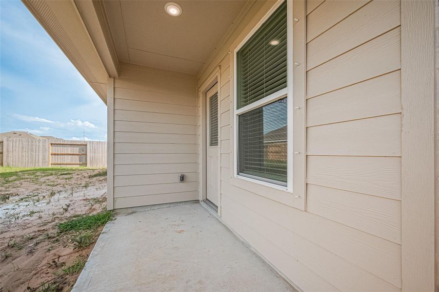 Exterior details and patio area of a home in Lago Mar, Texas City (Image 19).