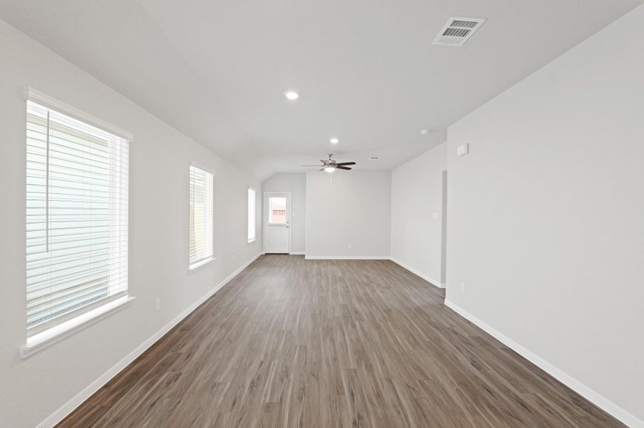 Spacious, unfurnished interior of a new home in Bammel Oaks, Houston (Image 11).