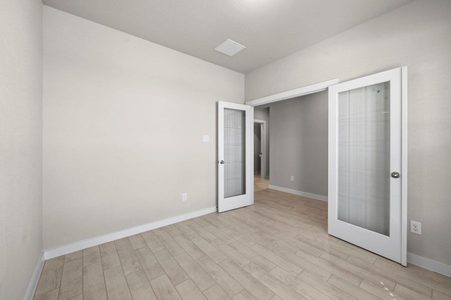 Spacious, unfurnished interior of a new home in Barton Creek Ranch, Conroe (Image 12).