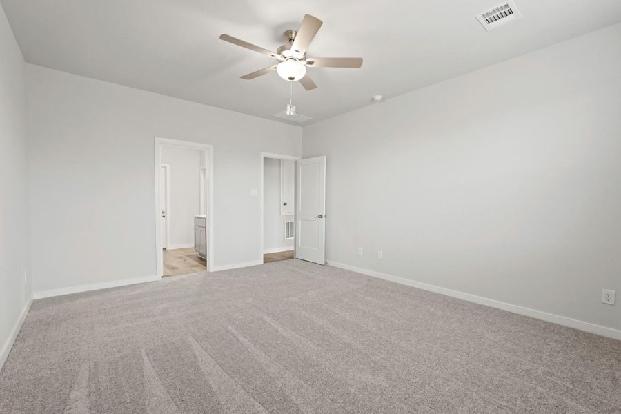 Spacious, unfurnished interior of a new home in Lago Mar, Texas City (Image 12).