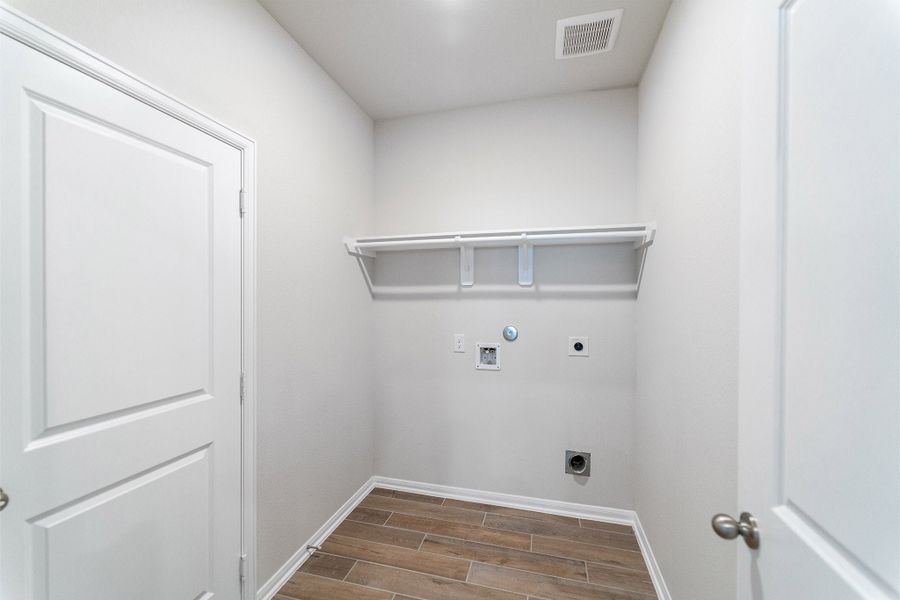 Spacious, unfurnished interior of a new home in Lago Mar, Texas City (Image 41).