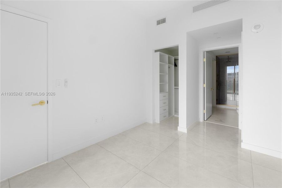 Spacious, unfurnished interior of a new home in , Miami (Image 40).
