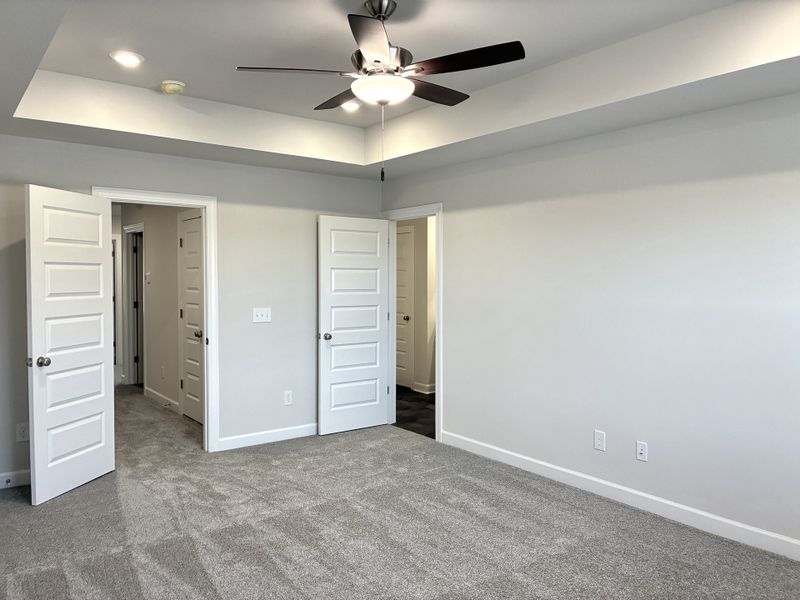 Spacious, unfurnished interior of a new home in Holly Ridge, Greenville (Image 17).