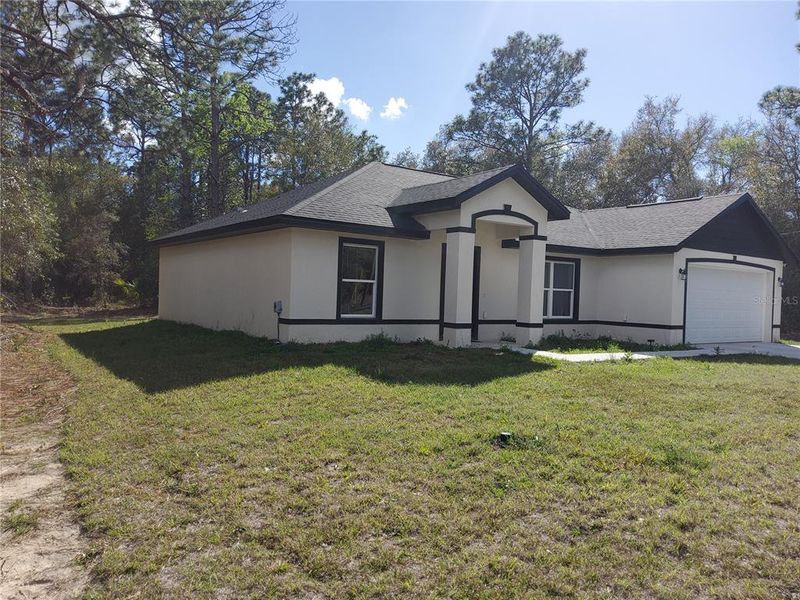 Exterior details and patio area of a home in , Ocklawaha (Image 3).