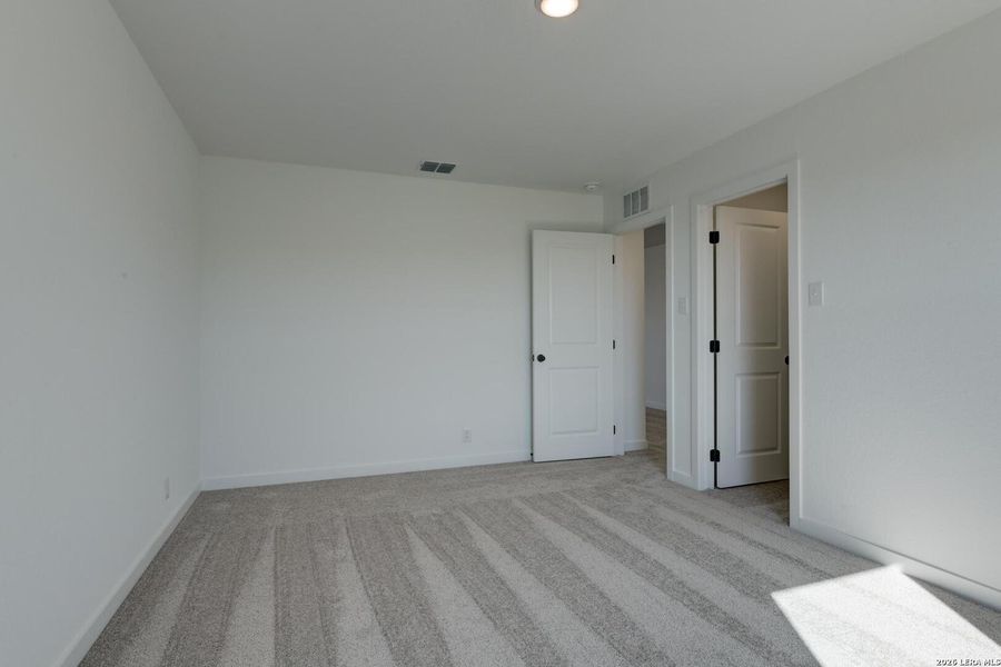 Spacious, unfurnished interior of a new home in Nopal Valley, San Antonio (Image 11).