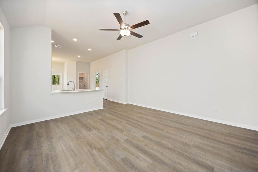 Spacious, unfurnished interior of a new home in Meadow Park, Conroe (Image 14).