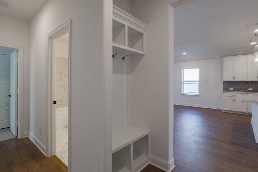 Spacious, unfurnished interior of a new home in Goodland, Venus (Image 18).