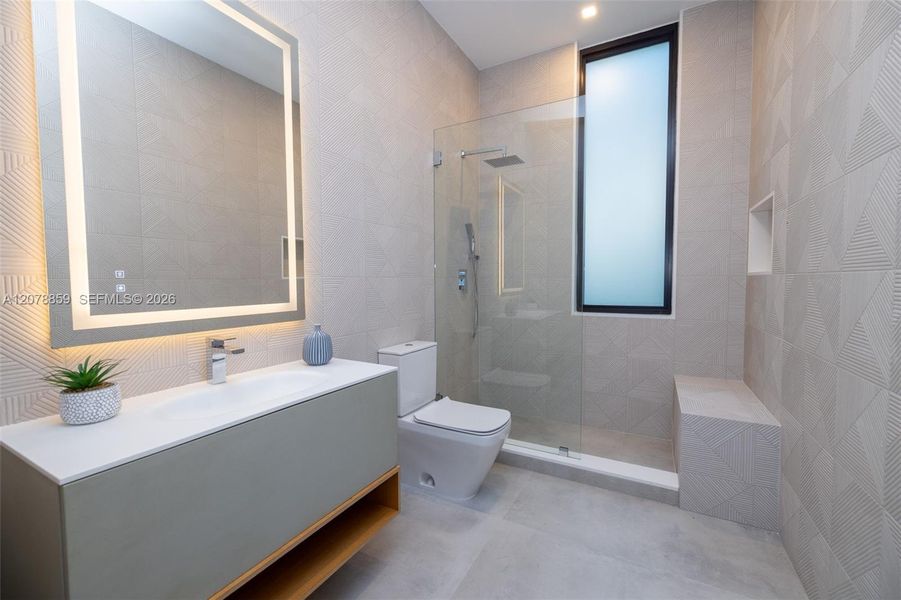 En-suite Full Bathroom