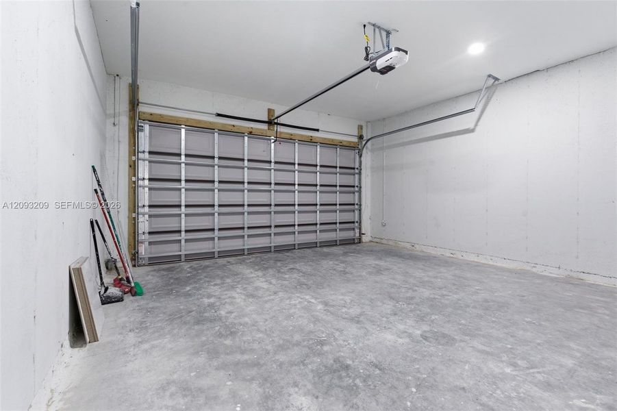 Spacious, unfurnished interior of a new home in , Lehigh Acres (Image 32).
