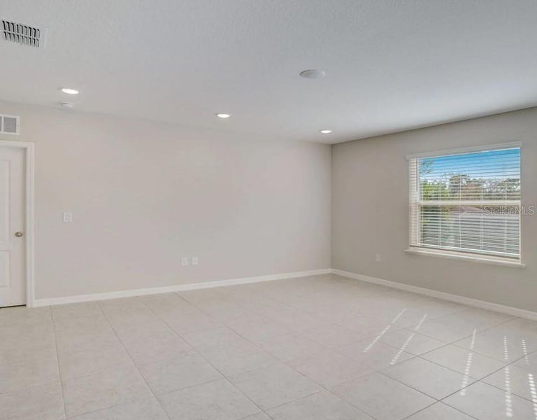 Spacious, unfurnished interior of a new home in Royal Highlands, Weeki Wachee (Image 18).