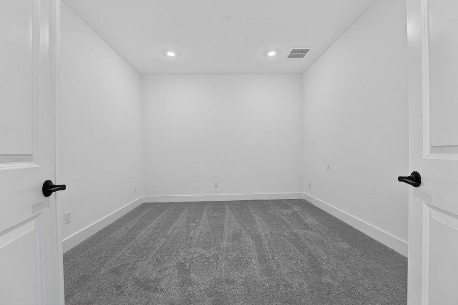 Spacious, unfurnished interior of a new home in Santa Rita Ranch, Liberty Hill (Image 33).