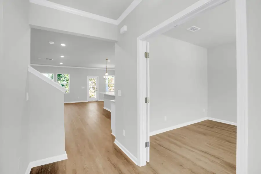 Spacious, unfurnished interior of a new home in Carriage Estates, Lexington (Image 15).