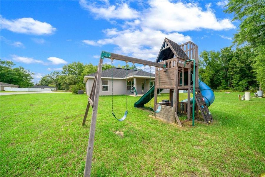 Exterior details and patio area of a home in , Ocala (Image 23).