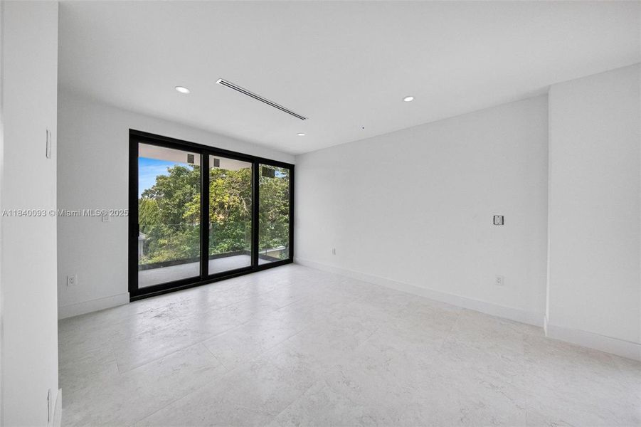 Spacious, unfurnished interior of a new home in , Miami (Image 19).