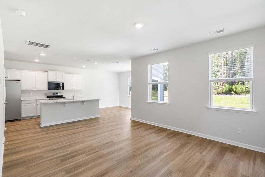 Spacious, unfurnished interior of a new home in Carolina Groves, Moncks Corner (Image 20).