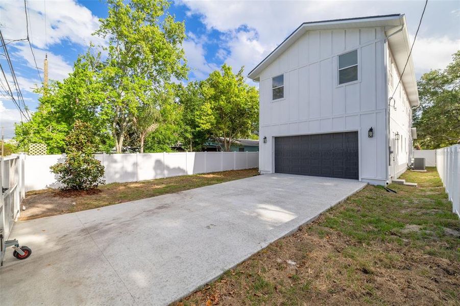 Exterior details and patio area of a home in , St. Petersburg (Image 4).