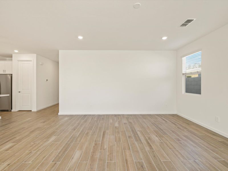 Spacious, unfurnished interior of a new home in Rancho Mirage Signature Series, Maricopa (Image 8).