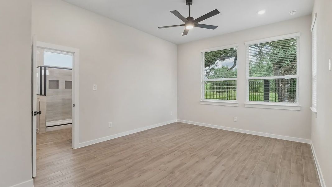 Spacious, unfurnished interior of a new home in Meyer Ranch 45's, New Braunfels (Image 13).