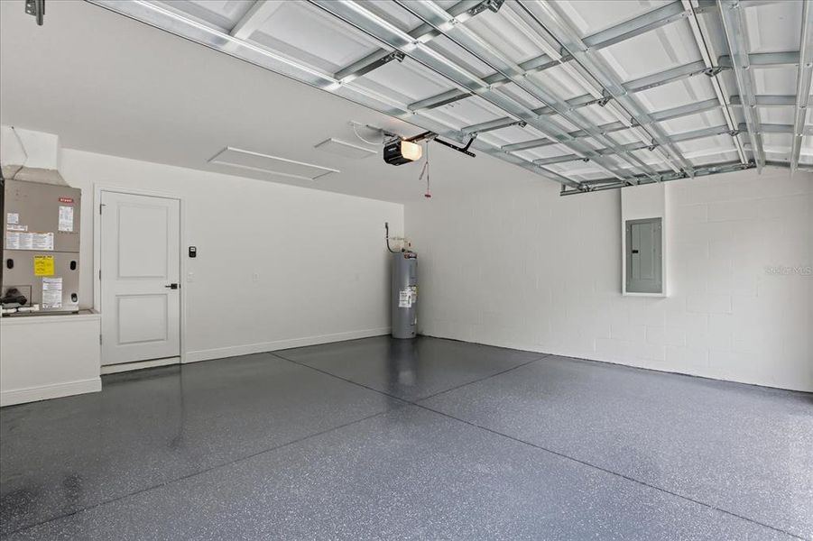 Spacious, unfurnished interior of a new home in , Leesburg (Image 13).