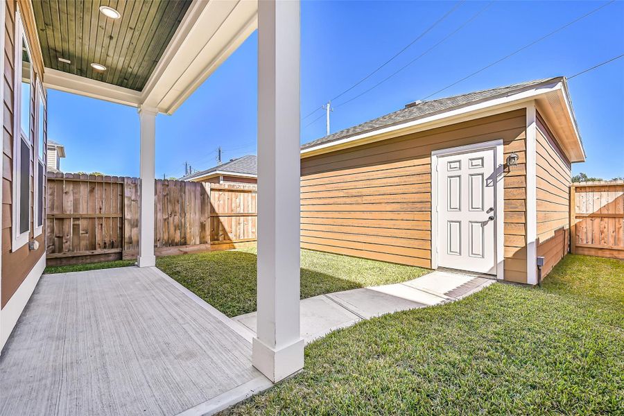 Exterior details and patio area of a home in Pearland Old Townsite, Pearland (Image 23).