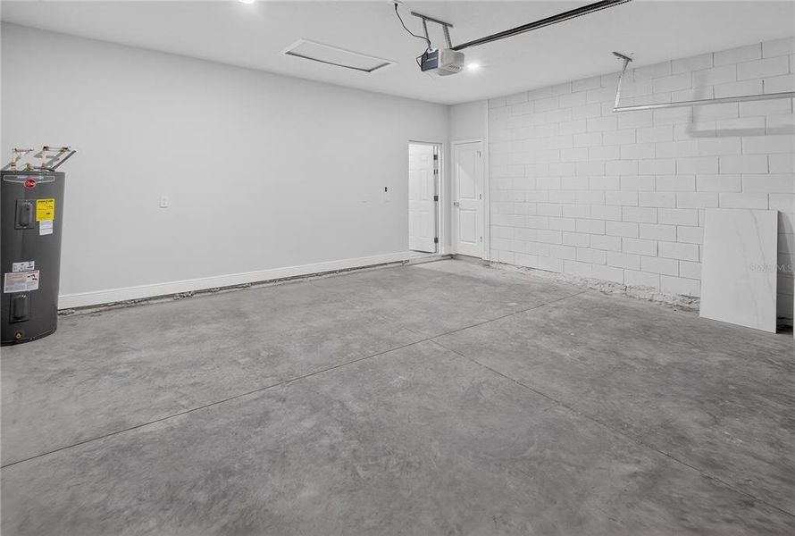 Spacious, unfurnished interior of a new home in , Ocala (Image 30).