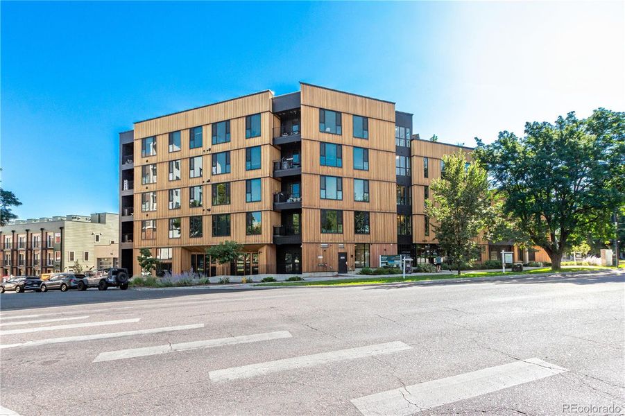 Condo located in Denver, CO showcasing its design and architecture (Image 5).