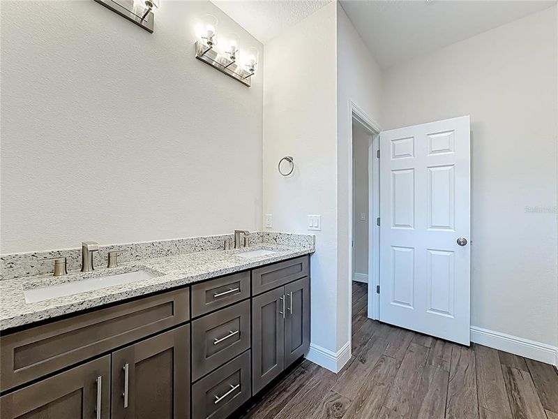 Furnished interior view inside a new home in , Orlando (Image 10).