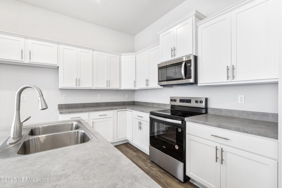 Furnished interior view inside a new home in Summerglen, Jacksonville (Image 6).