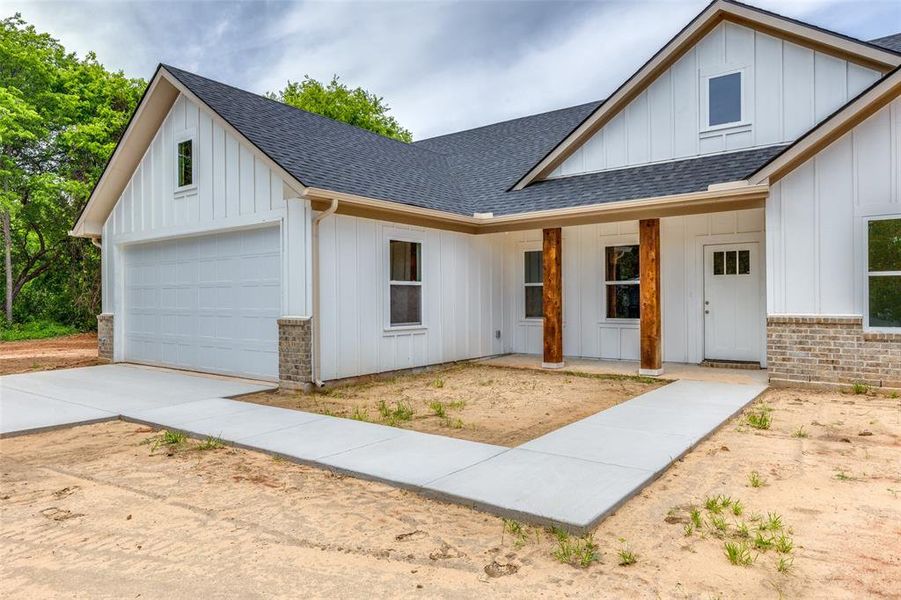 Exterior details and patio area of a home in , Granbury (Image 20).
