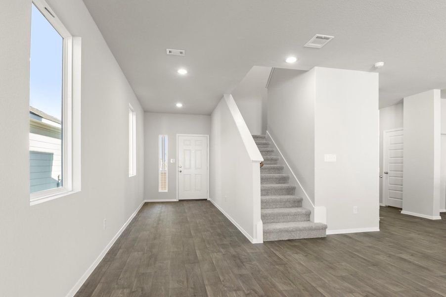 Spacious, unfurnished interior of a new home in Harvest Ridge, Elgin (Image 15).