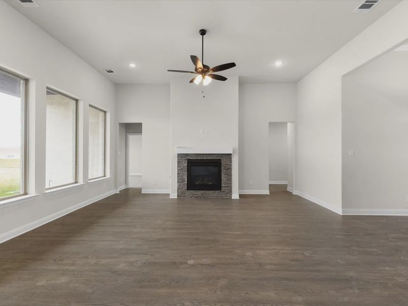 Spacious, unfurnished interior of a new home in Levante, Waxahachie (Image 16).