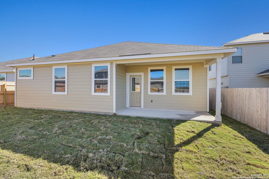 Exterior details and patio area of a home in Cinco Lakes, San Antonio (Image 3).