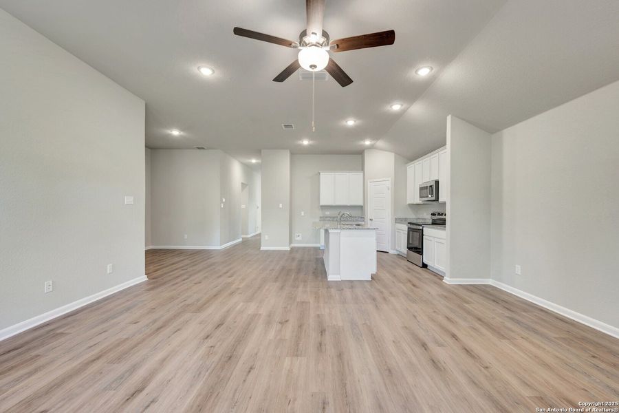 Spacious, unfurnished interior of a new home in Jordan's Ranch, San Antonio (Image 31). Spacious, unfurnished interior of a new home in Jordan's Ranch, San Antonio (Image 31).