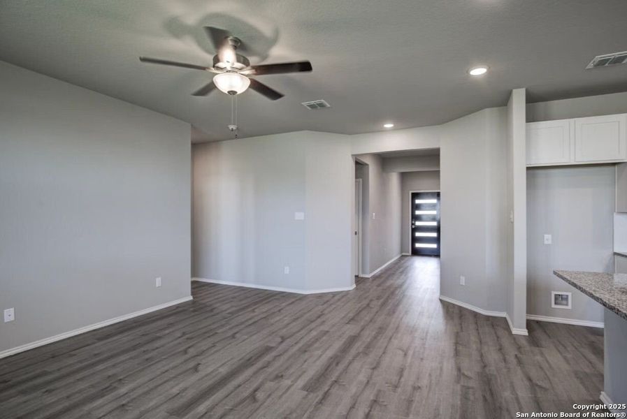 Spacious, unfurnished interior of a new home in Hickory Ridge, San Antonio (Image 32).
