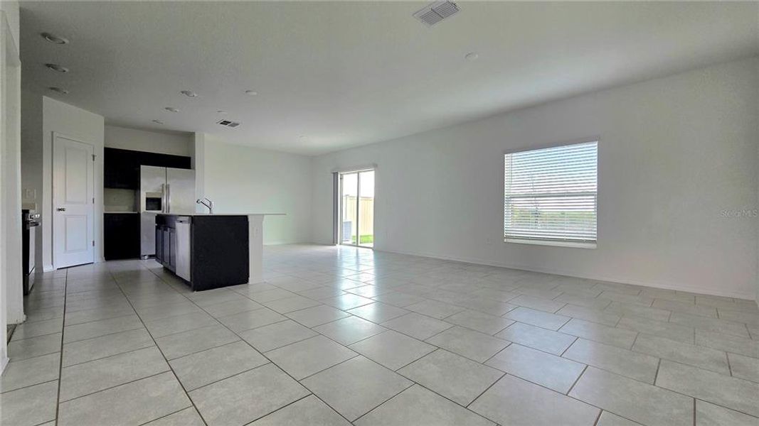 Spacious, unfurnished interior of a new home in Peace Creek Reserve, Winter Haven (Image 8).