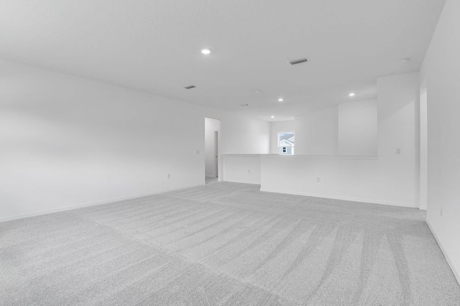 Spacious, unfurnished interior of a new home in Ardisia Park, New Smyrna Beach (Image 29).