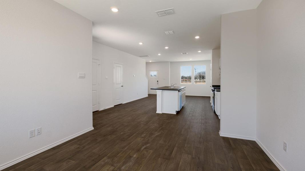Spacious, unfurnished interior of a new home in Valverde, Bastrop (Image 17).