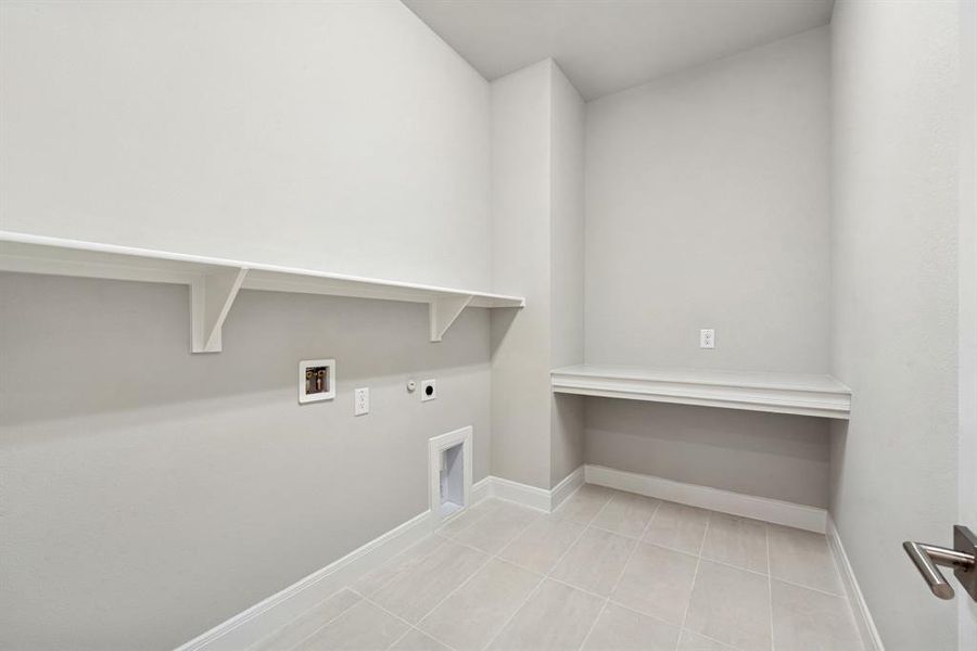 Spacious, unfurnished interior of a new home in Myrtle Creek, Waxahachie (Image 28).