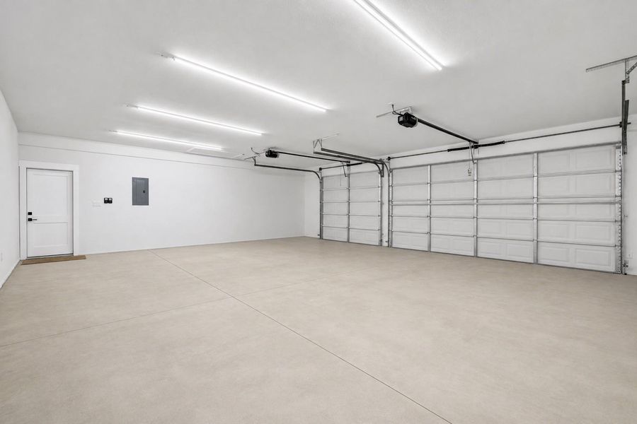 Spacious, unfurnished interior of a new home in , Angleton (Image 22).