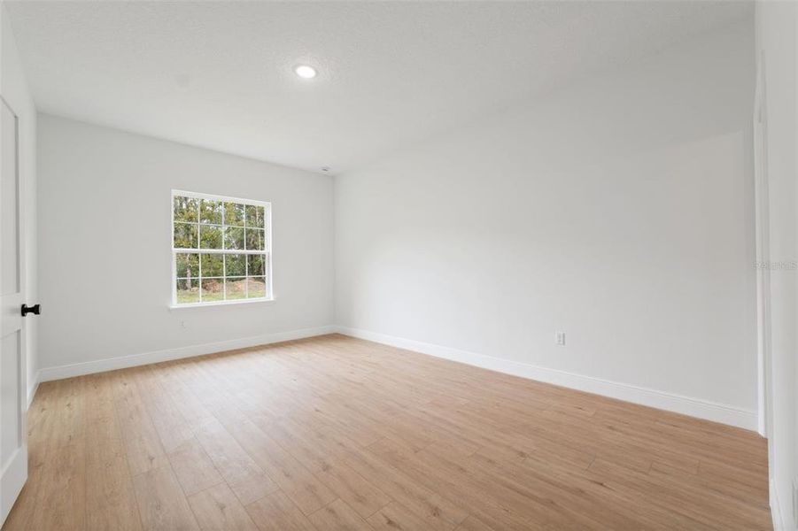 Spacious, unfurnished interior of a new home in , Ocala (Image 31).
