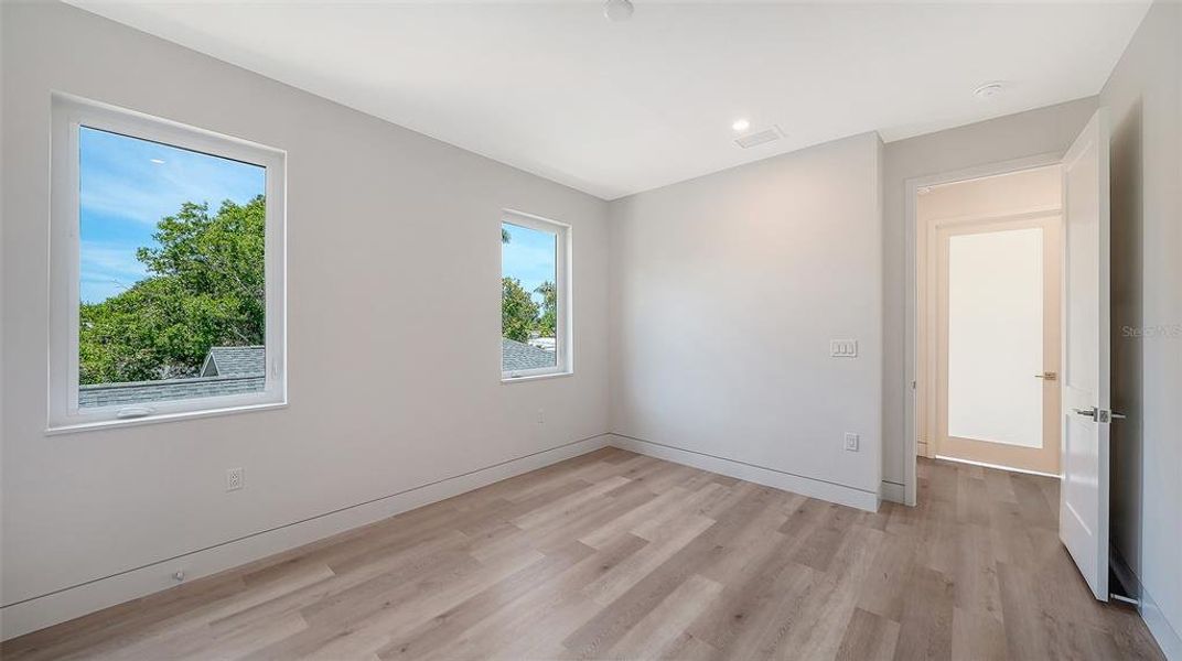 Spacious, unfurnished interior of a new home in , Sarasota (Image 42).