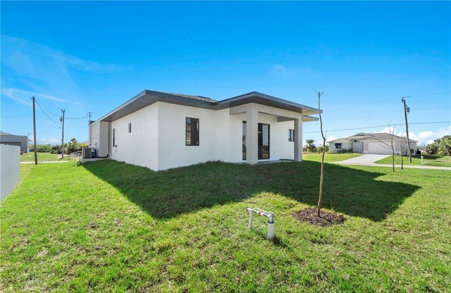 Exterior details and patio area of a home in , Cape Coral (Image 23).