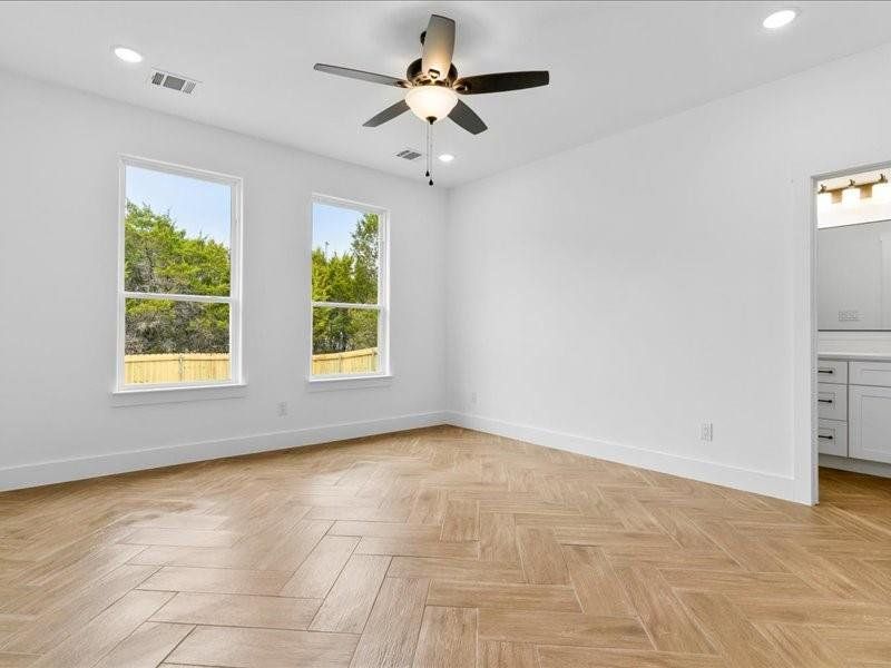 Spacious, unfurnished interior of a new home in , Granbury (Image 11).