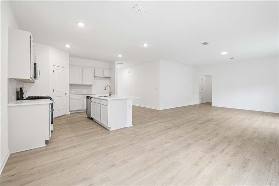 Spacious, unfurnished interior of a new home in The Pointe at Heron Bay, Locust Grove (Image 32).