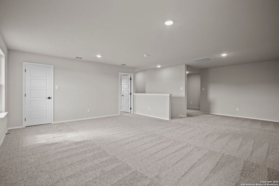 Spacious, unfurnished interior of a new home in Comanche Ridge, San Antonio (Image 34).