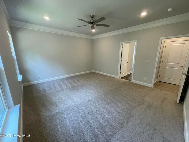 Spacious, unfurnished interior of a new home in Mill Creek Cove, Bolivia (Image 21).