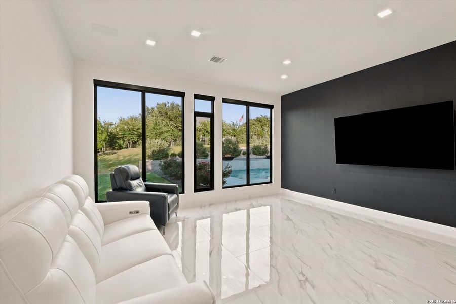 Spacious, unfurnished interior of a new home in , San Antonio (Image 23).