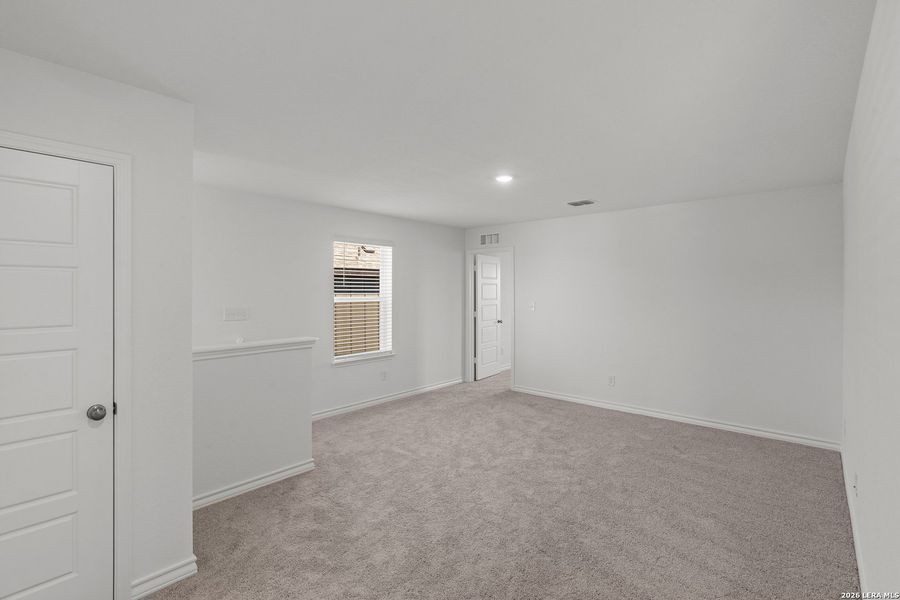 Spacious, unfurnished interior of a new home in Davis Ranch, San Antonio (Image 19).