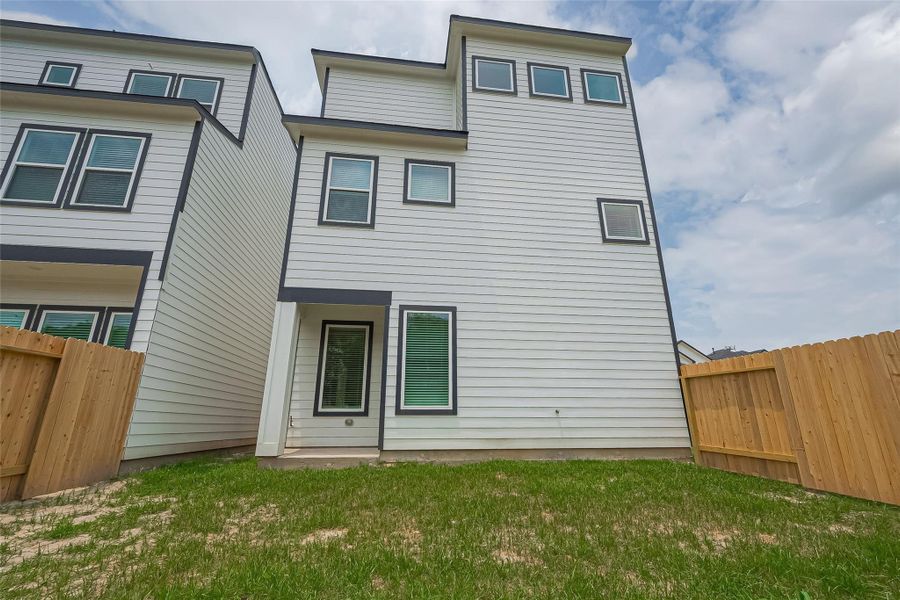 Exterior details and patio area of a home in Regents Court, Houston (Image 24).