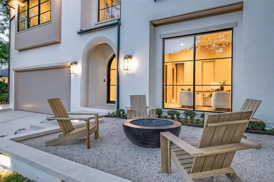 Exterior details and patio area of a home in , Dallas (Image 3).